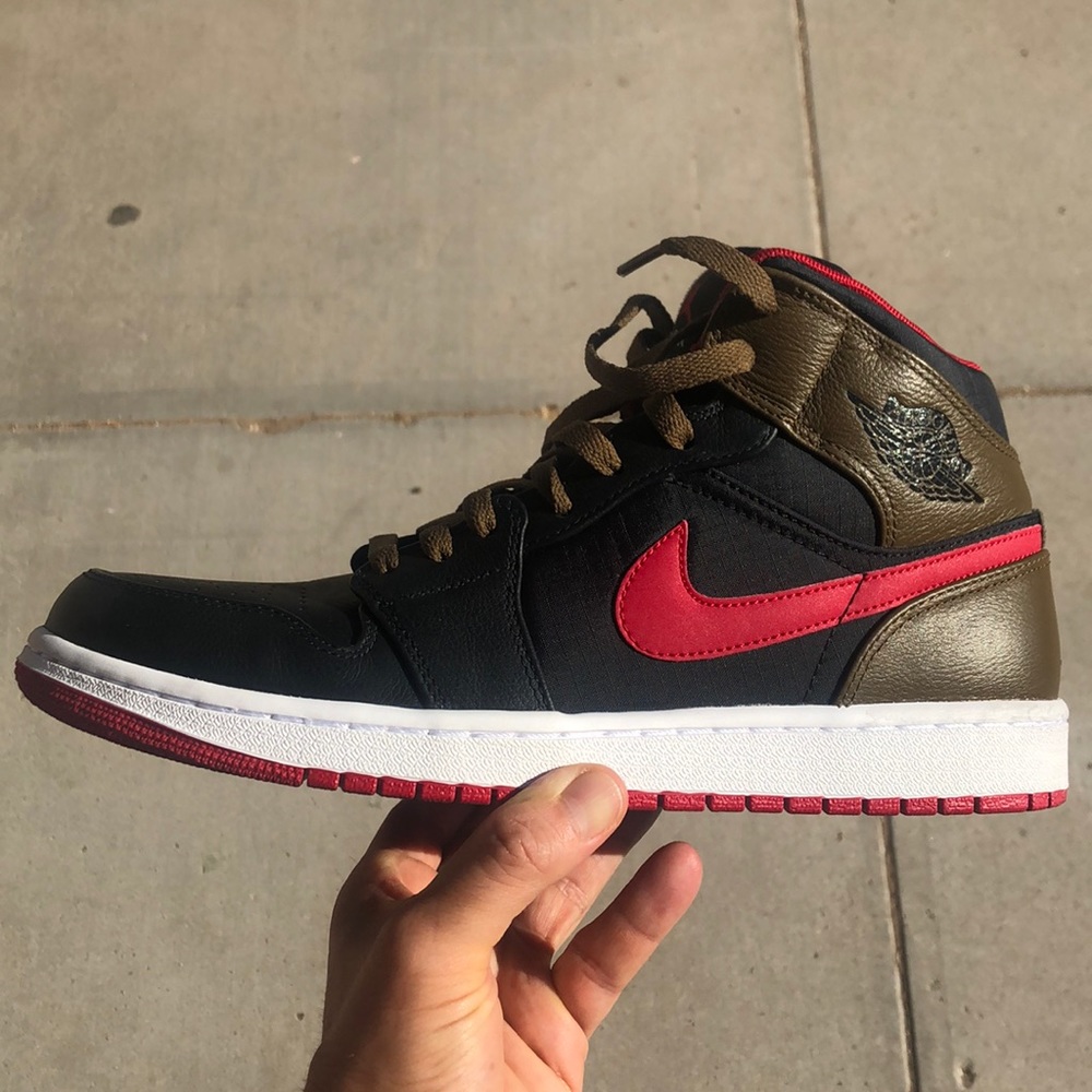 Nike Air Jordan 1 MID SZ 10 BLACK OLIVE RED